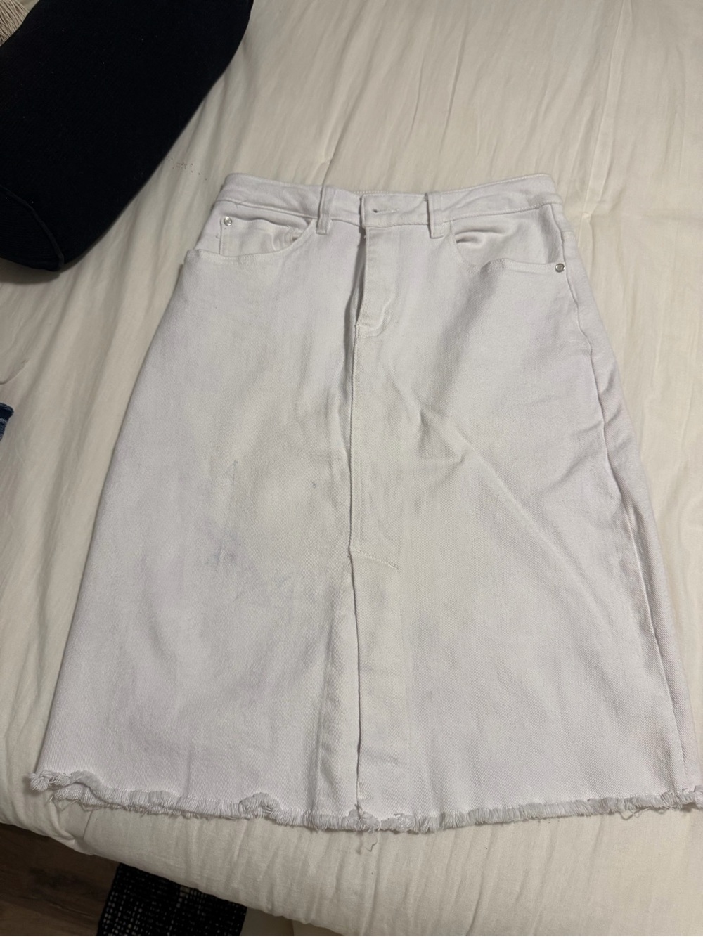 Gibson Latimer White Denim Midi Skirt with Frayed Hem
